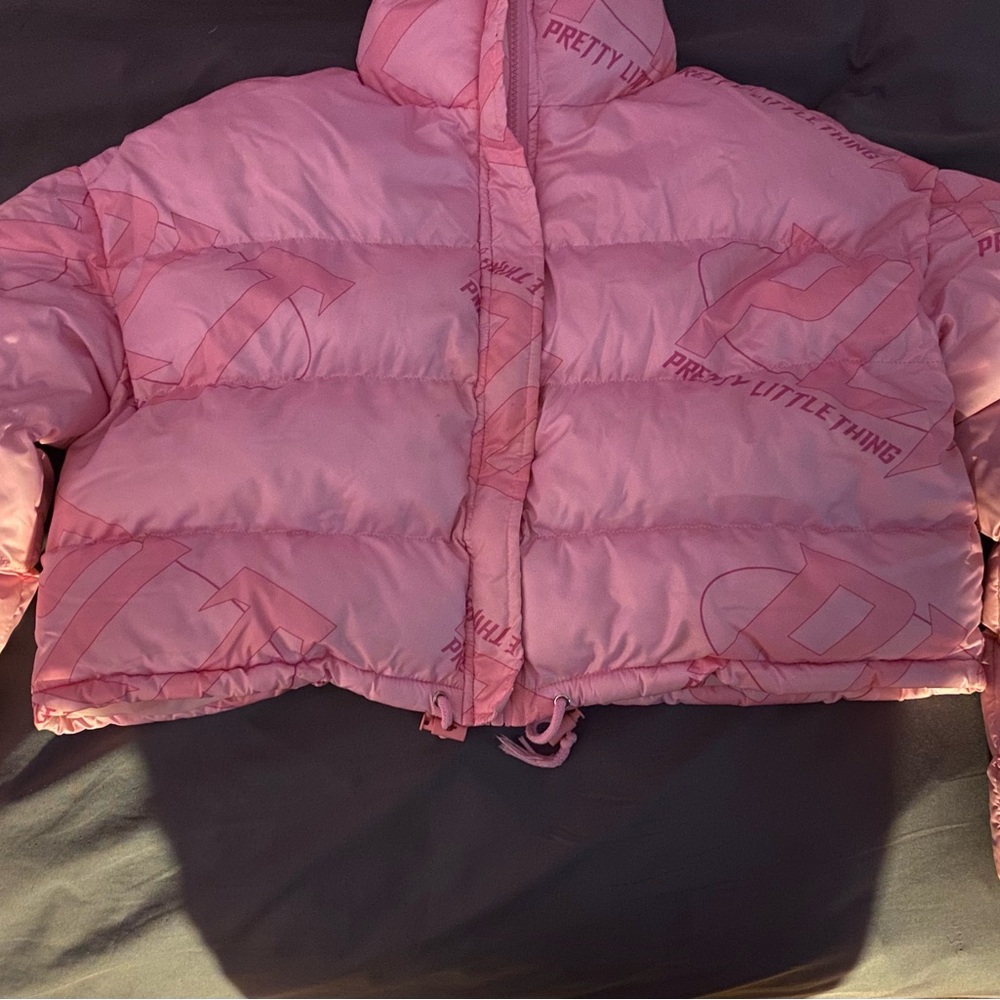 PRETTYLITTLETHING PINK TONAL LOGO CROPPED PUFFER Size 12